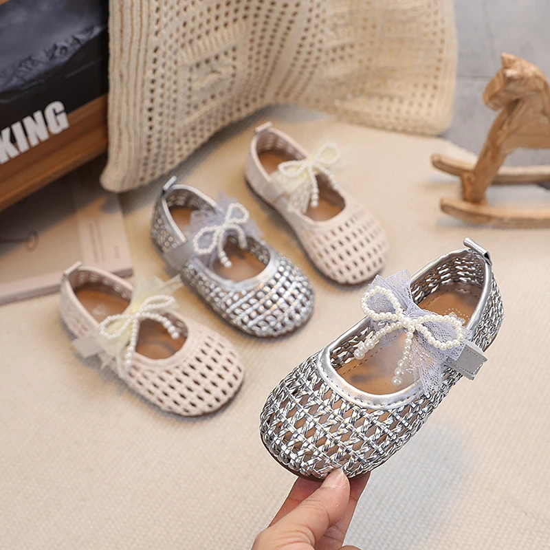 

Toddler Girls Vacation Beach Sandals with Beaded Bow 2026 New Summer Kids Braided Sandals Soft Sole Chic Garden Wedding Shoes
