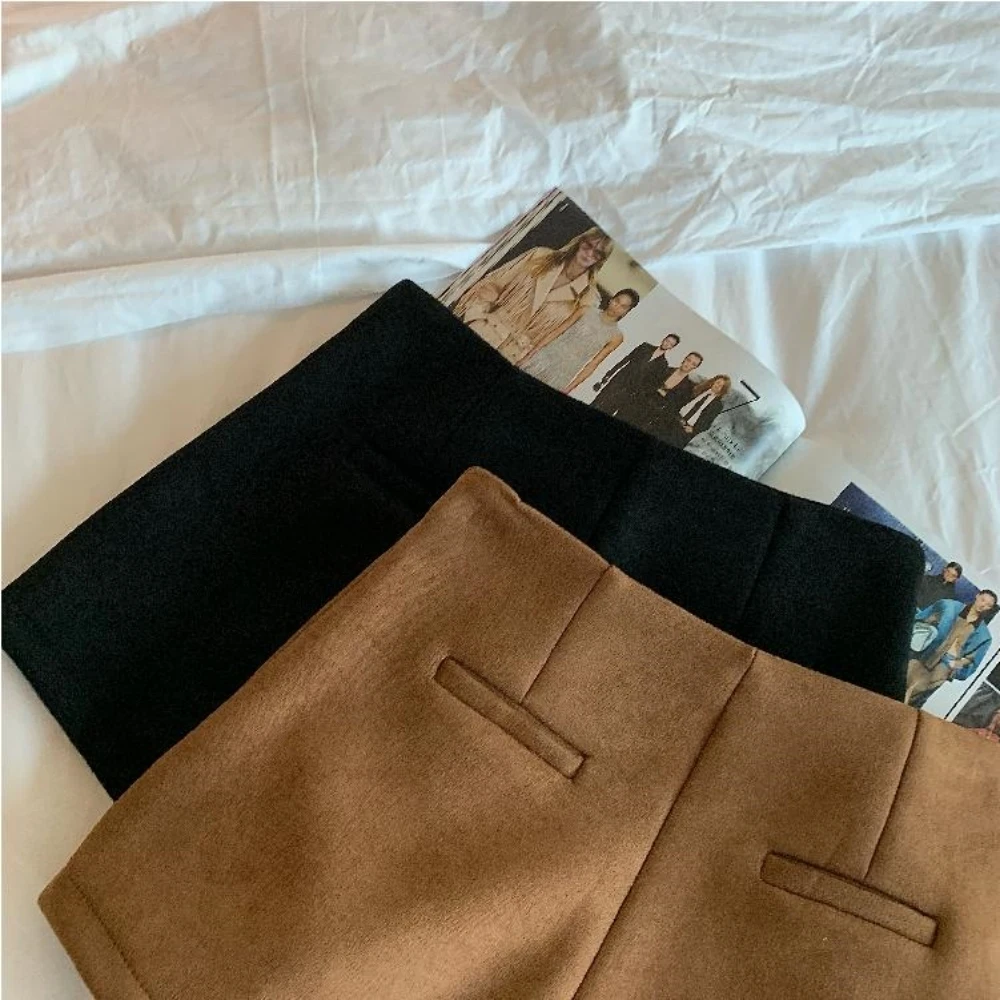 2025 Autumn and Winter Women Retro Velvet Suede Simple Design High Waist Shorts