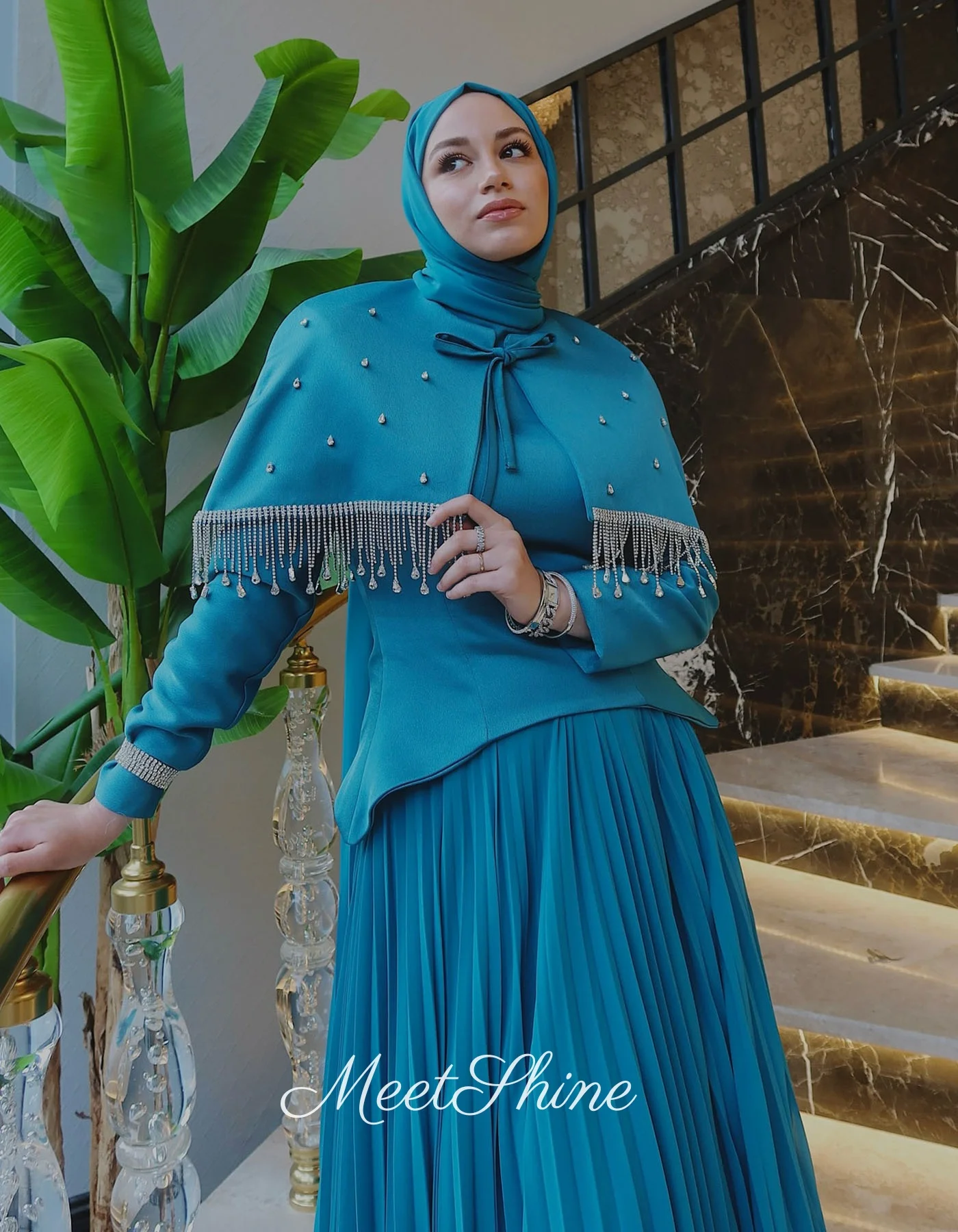 دبي الأزرق ألف خط الساتان فستان الحفلة الراقصة المملكة العربية السعودية الشيفون مع شال بلورات الخرزة مساء فستان مناسبة رسمية فستان مخصص