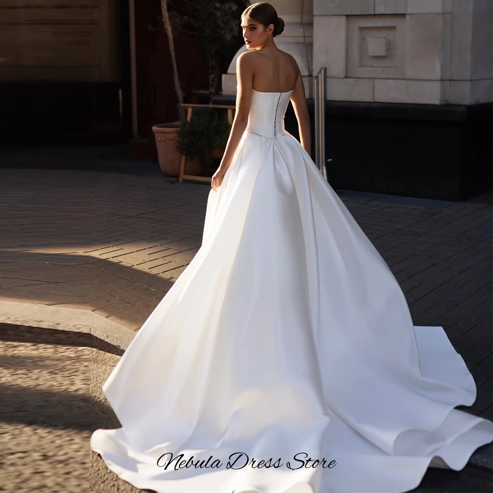 

Индивидуальное роскошное свадебное платье с жемчугом и драпировкой, современное, без бретелек, без рукавов, с боковым разрезом, из атласа, создающее эффект мечтательного образа.