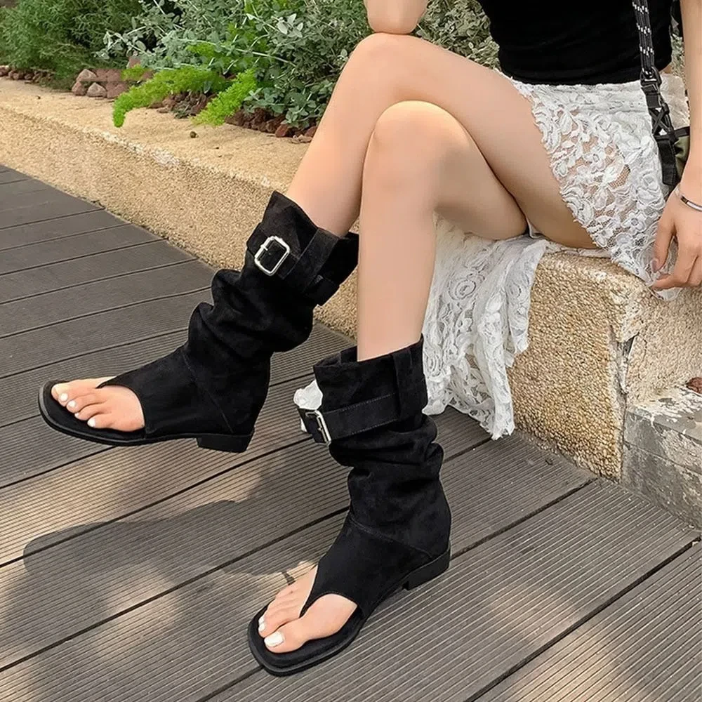 トレンディなデザイナーの女性のサンダルブーツ Y2k ゴシックオープンクリップつま先ブーツベルトバックルスエードニーハイブーツ靴