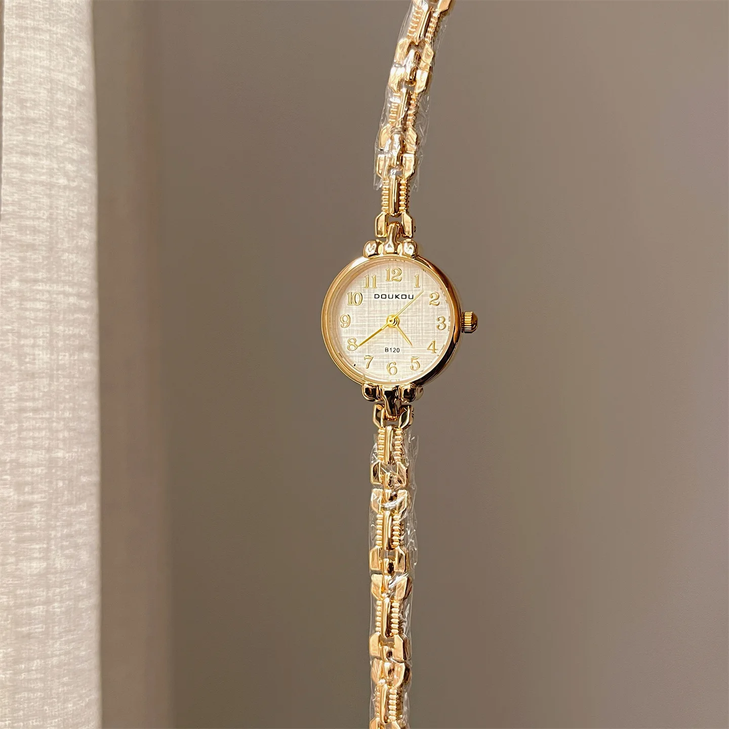 2026 new round small dial exquisite watch high-end bracelet watch female student stainless steel metal quartz watch gift