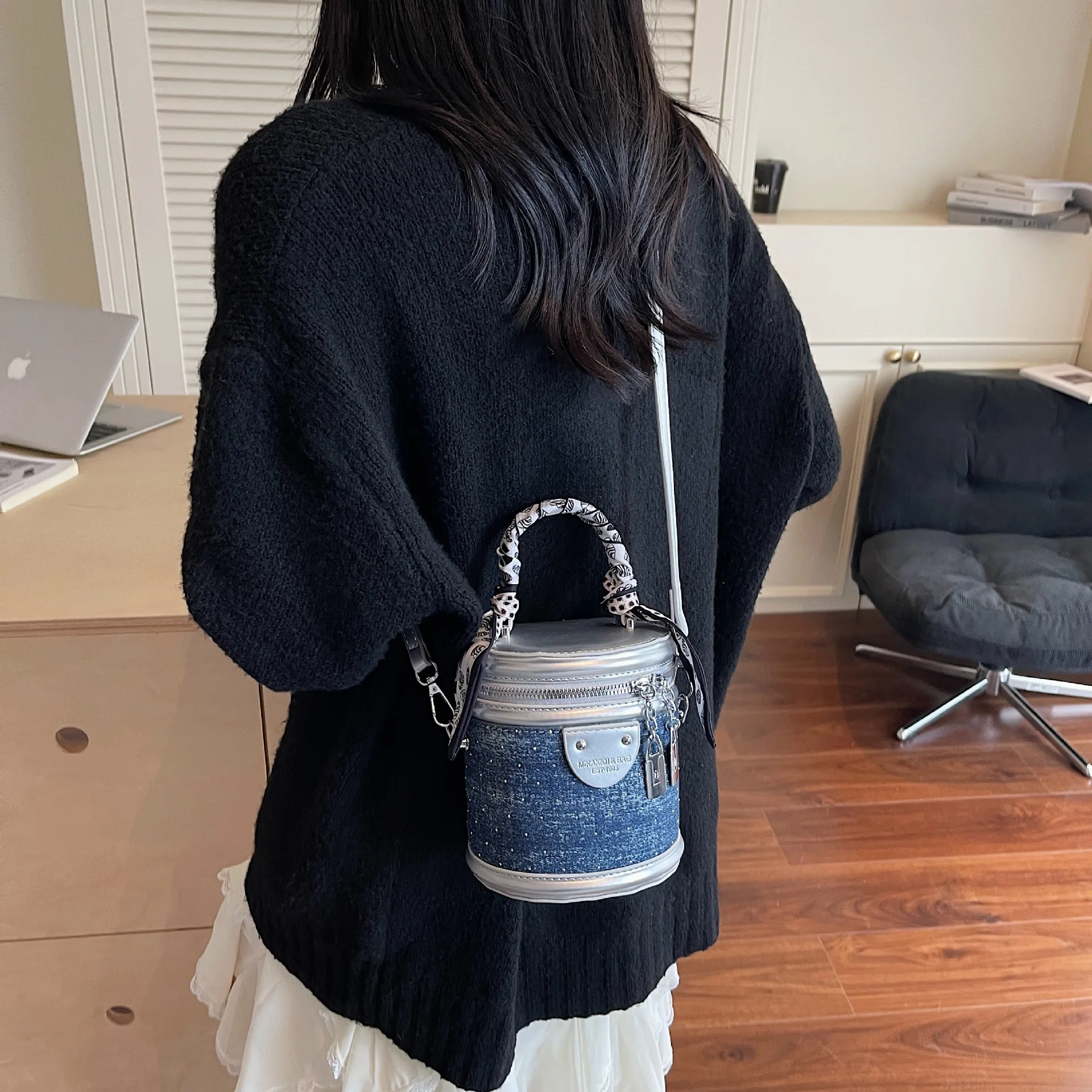 

Сумка-ведро с ремешком для шарфа, 2024, женская сумка через плечо со стразами, осенняя сумка-тоут с верхней ручкой, текстурированная сумка «день-ночь», шикарная сумка на слинге ​