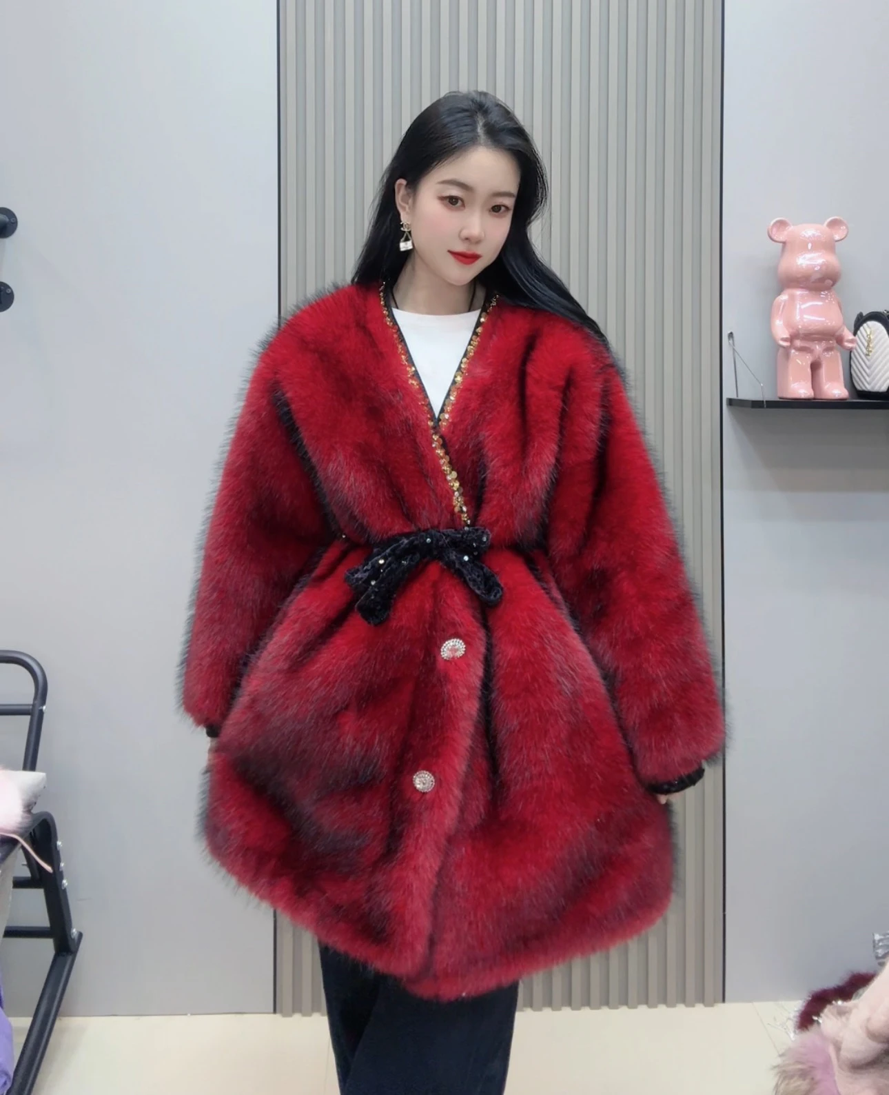 2025 겨울 신상 레드 그라데이션 헤비 시퀸 퍼 재킷 여성 루즈핏 패션 V넥 허리 묶는 따뜻한 인조 모피 롱 코트 여성용