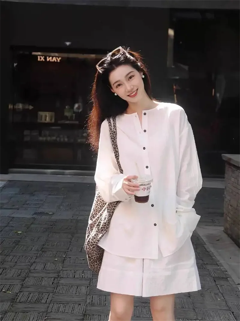 

Женская рубашка с длинными рукавами, летняя новая мода, темпераментный элитный повседневный топ, солнцезащитная рубашка + шорты, комплект из двух предметов, белые костюмы