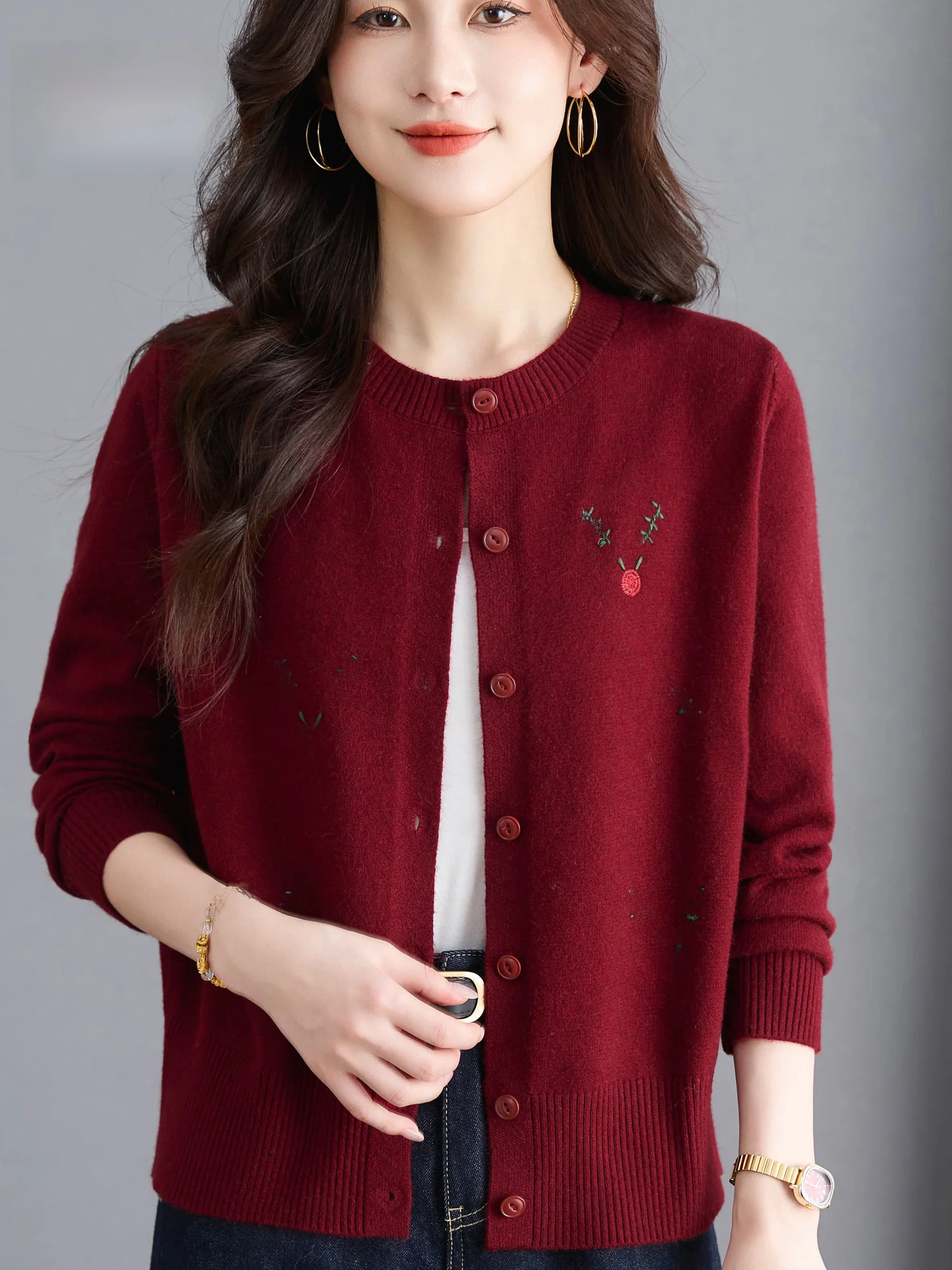 

Женский вязаный кардиган с круглым вырезом, вышивкой, свободный, теплый, модный, универсальный, для мам, весенняя коллекция, стандартный размер