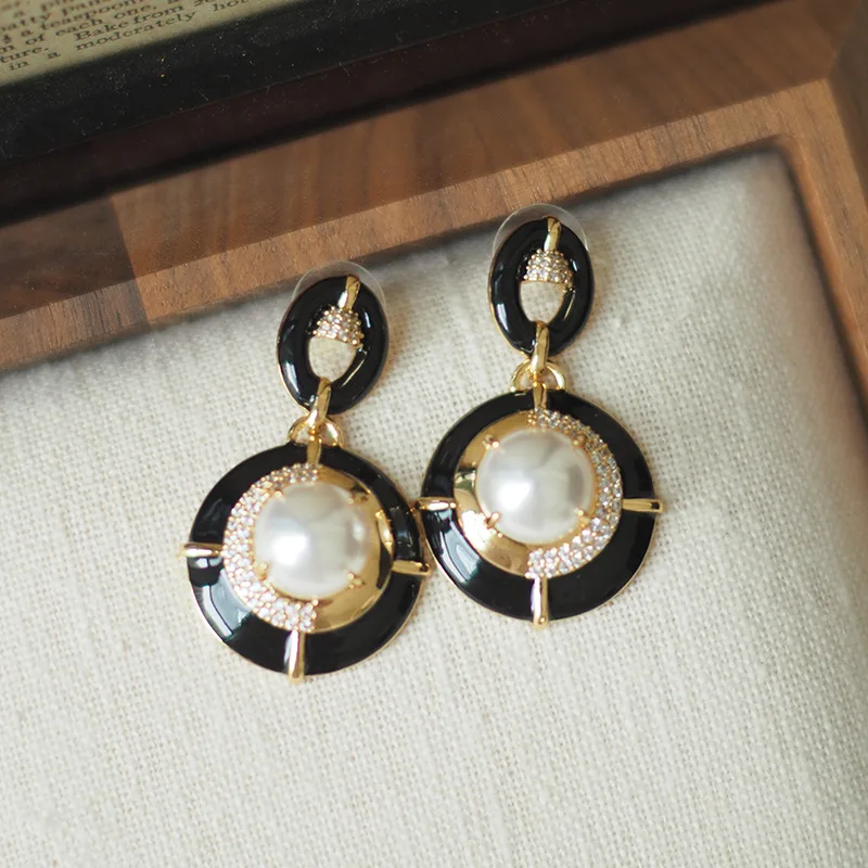 

Simple fashion design sense of antique pearl enamel craft earrings ear clips without ear holes