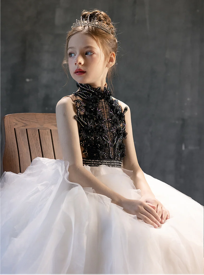 สาวเชือกแขวนคอคอสีดําและสีขาวคอนทราสต์แฟชั่นชุดวัยรุ่นที่งดงามสาวแต่งตัวคอนเสิร์ตชุดคอนเสิร์ตขนาดเล็ก/กําหนดเอง