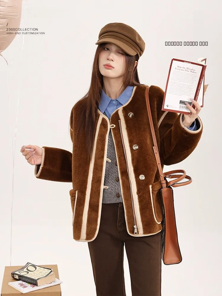 

Коричневая женская куртка свободного кроя с контрастными вставками из искусственного меха и кожи, с круглым вырезом, для повседневной носки, из полиэстера.