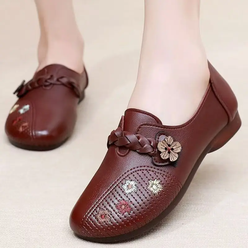 

Women's Leather Embroidered Flat sole Shoes Ethnic Style Round Toe Soft Sole Non Slip Spring Autumn Nude Shoes Elderly Shoes