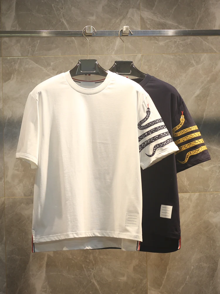 

Limited Edition Embroidered Gold Snake ort Sve T-irt Casual Urban Faion for Men And Women Summer 2026 round Ne Tee