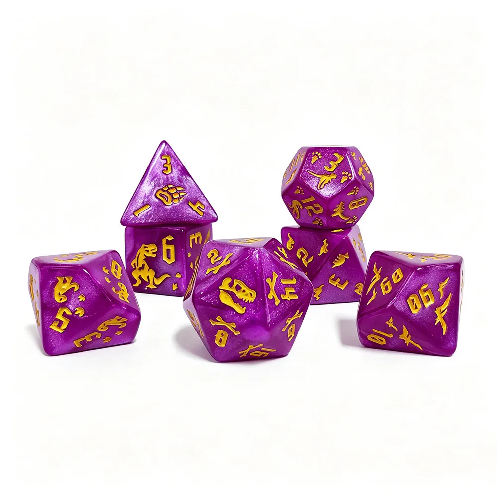 Dinosaurier-Themen DND Würfelset, 7-teiliges Lila Schimmerndes Würfelset mit Goldenem Dino-Skelett & Fußabdruck für DND Tabletop RPG & Brettspiele – Detail 3