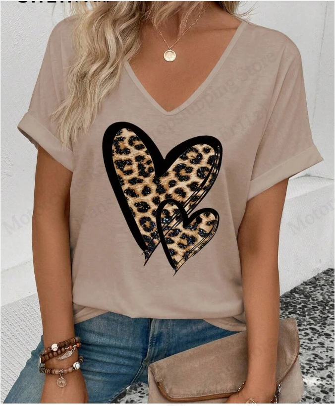 

2025 Новая женская футболка с v-образным вырезом и расклешенными манжетами Love Design с 3d леопардовым принтом, женская модная повседневная футболка с коротким рукавом, женская футболка