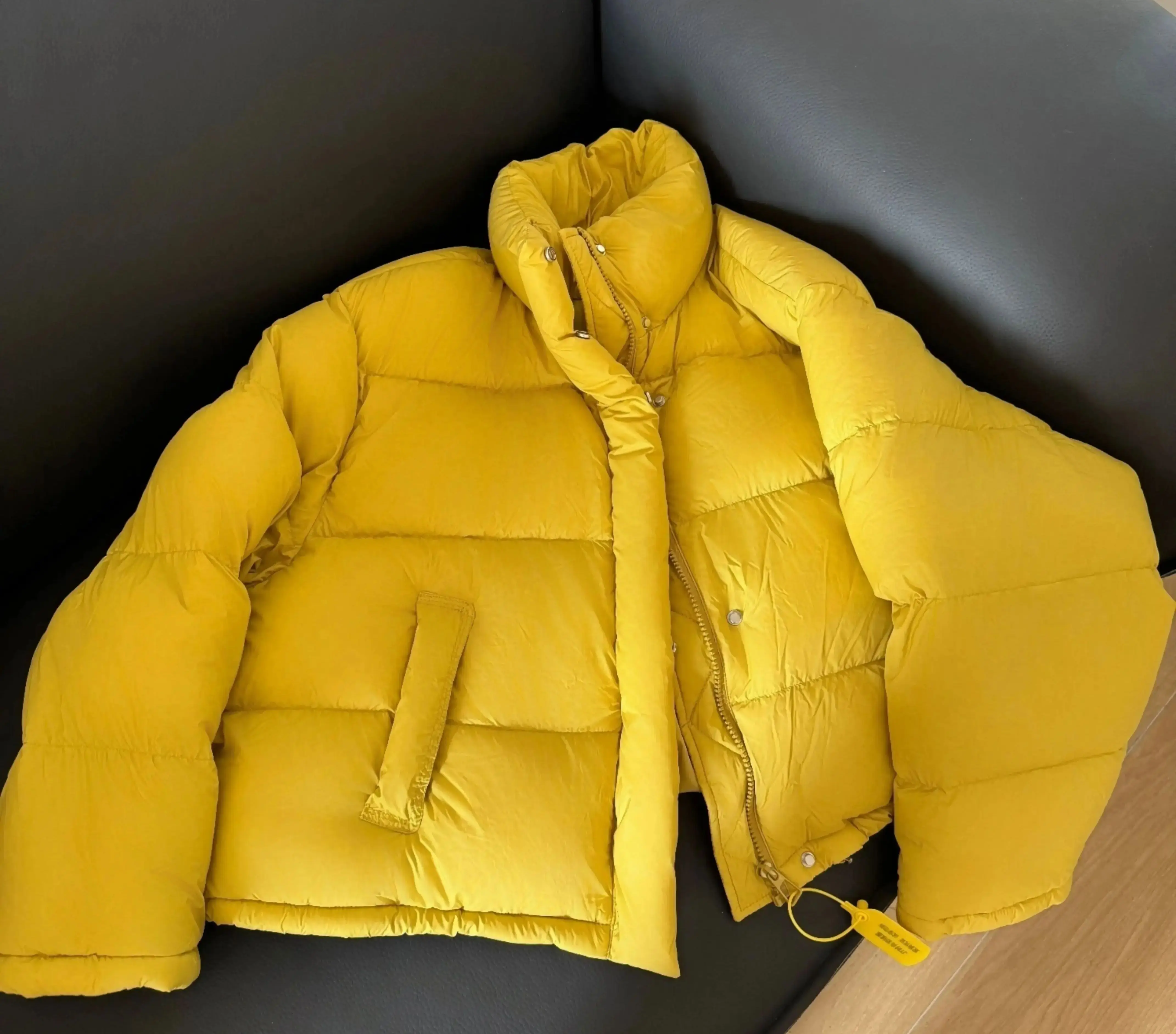 เสื้อแจ็คเก็ตดาวน์ผู้หญิงสีพื้นแบบหนา ดีไซน์เรียบง่าย รุ่นใหม่สำหรับฤดูหนาว ซิปนุ่ม สวมใส่สบาย ทรงหลวม คุณภาพสูง เหมาะสำหรับใส่ไปทำงาน