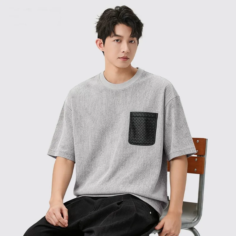 

Лето 2026: Новая мужская повседневная футболка с круглым вырезом, коротким рукавом, карманом и вставками, дышащая, антибактериальная, спортивная.