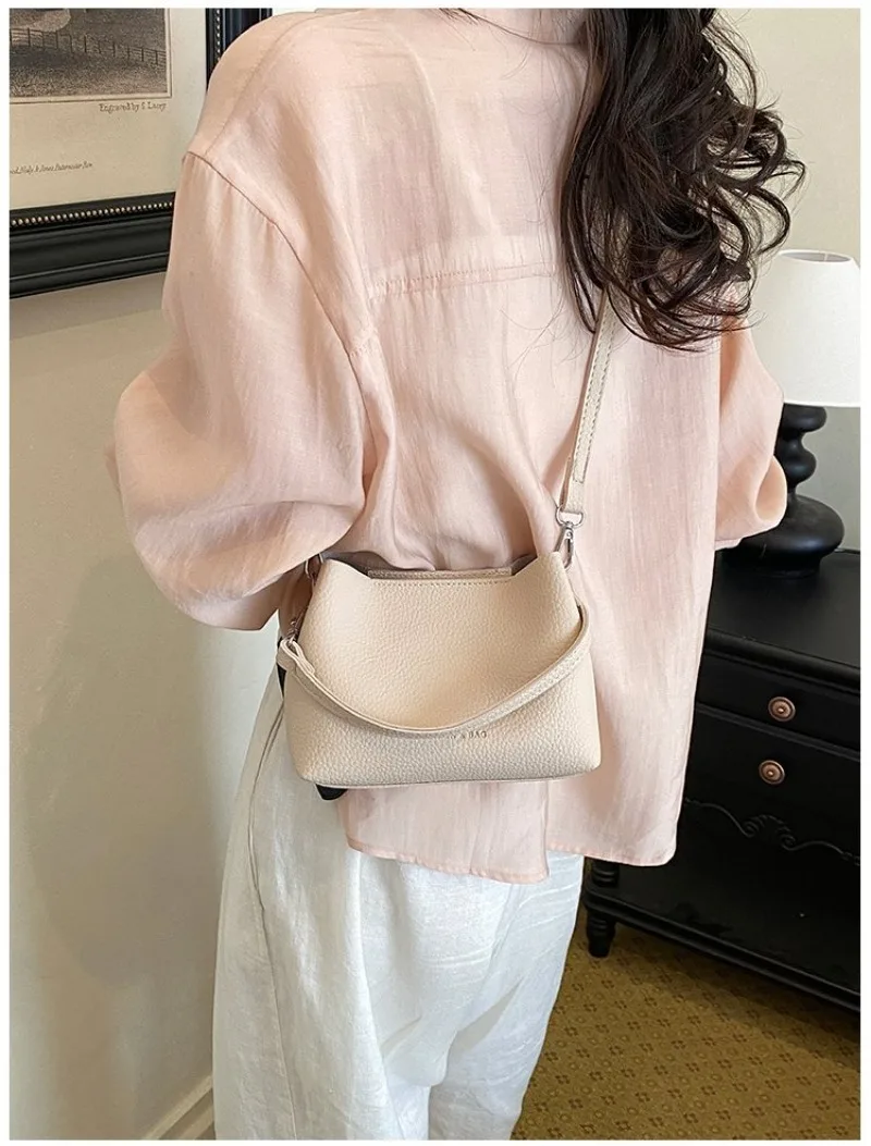 CEEKAY Minimalistische Mini-Eimertasche aus genarbtem, lederähnlichem Leder mit Aufdruck, leicht und tragbar, als Umhängetasche oder Schultertasche für Kaffeebraun – Detail 21