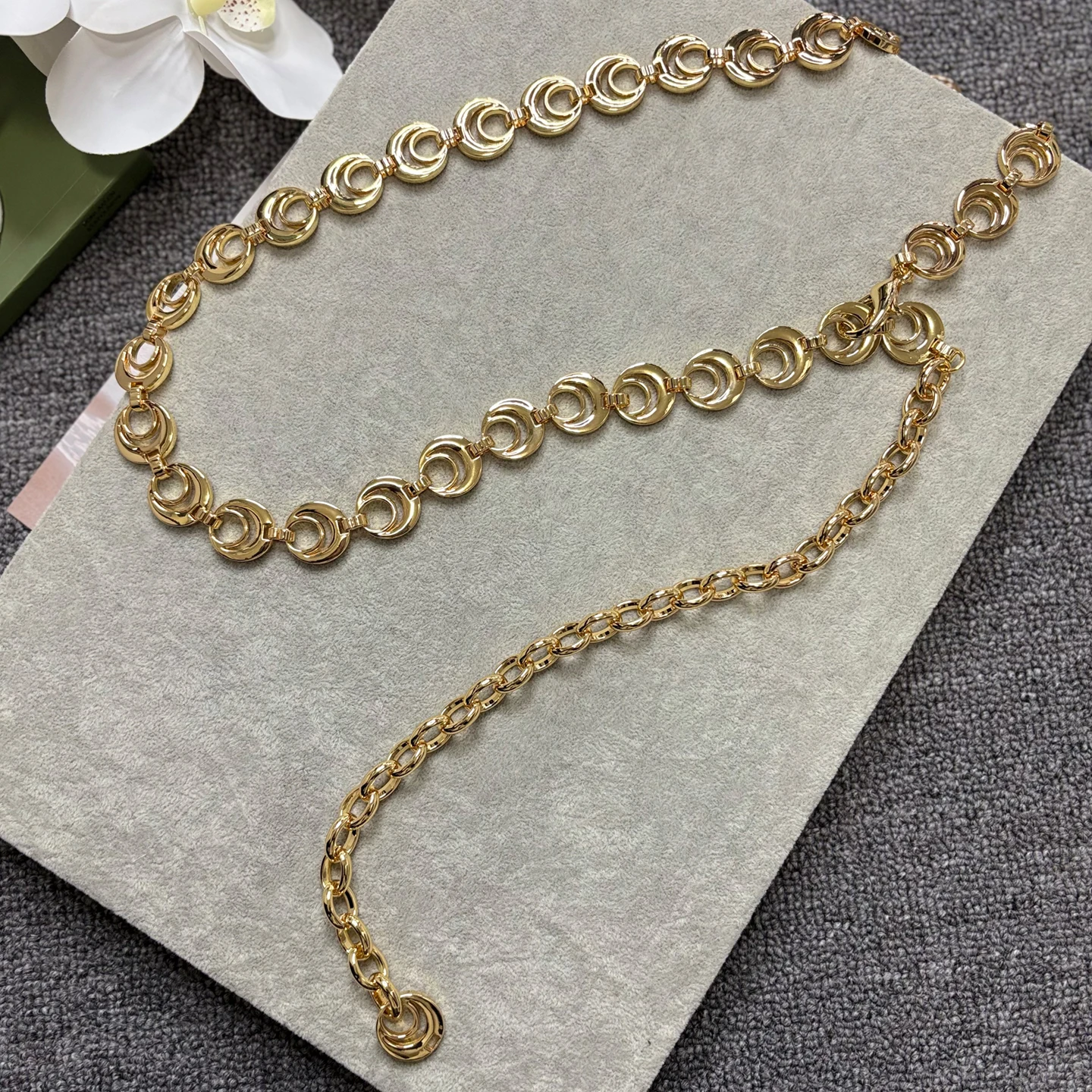 女性用c型ムーンメタルベルト、ゴールド光沢のあるラウンドリング装飾、ハイエンドのファインベルト、シルバーの細いベルトチェーン