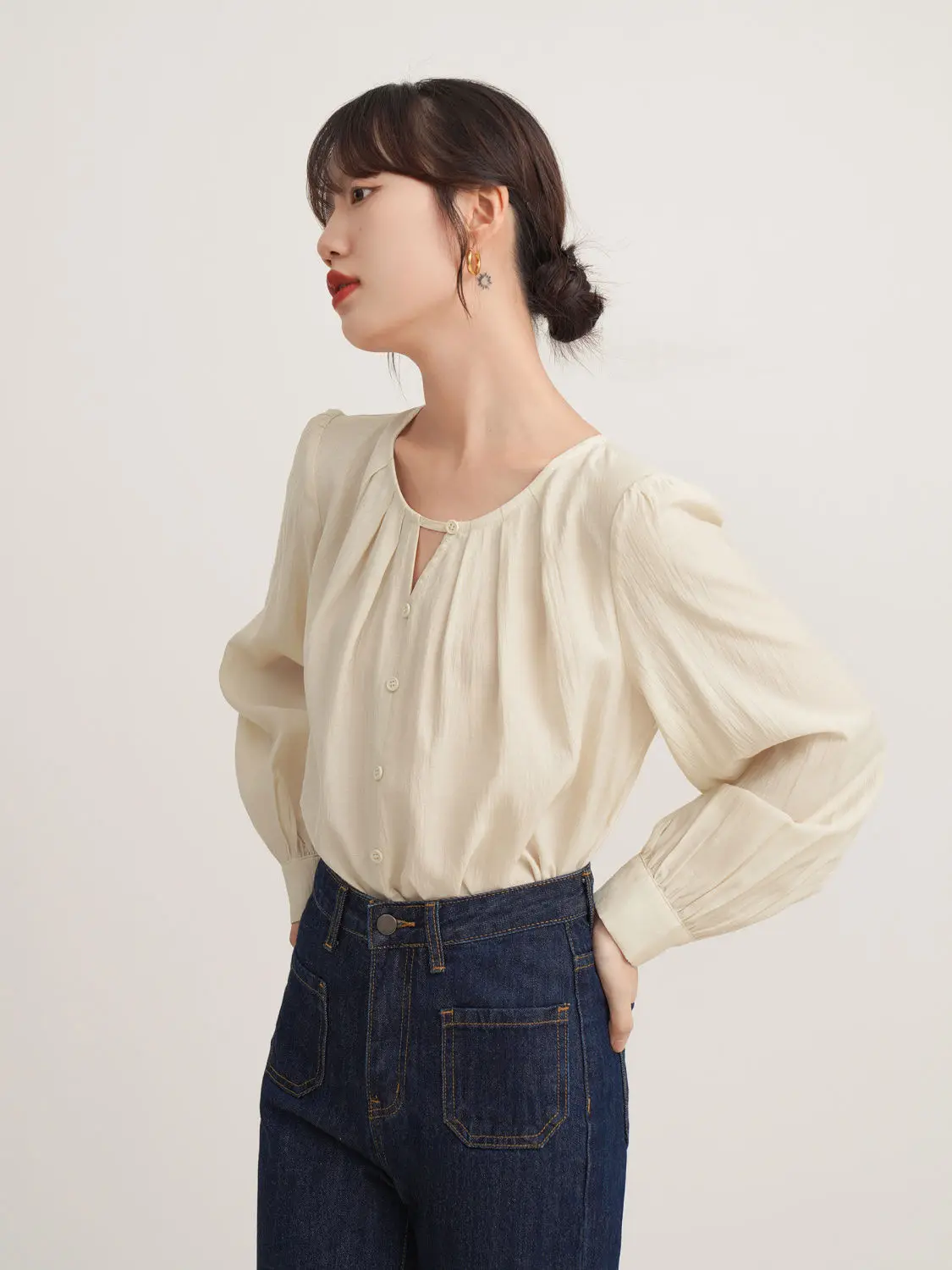 Temperament French V-neck Shirt for Women Spring and Autumn New Pleated Long-sleeved Shirt Pullover Top