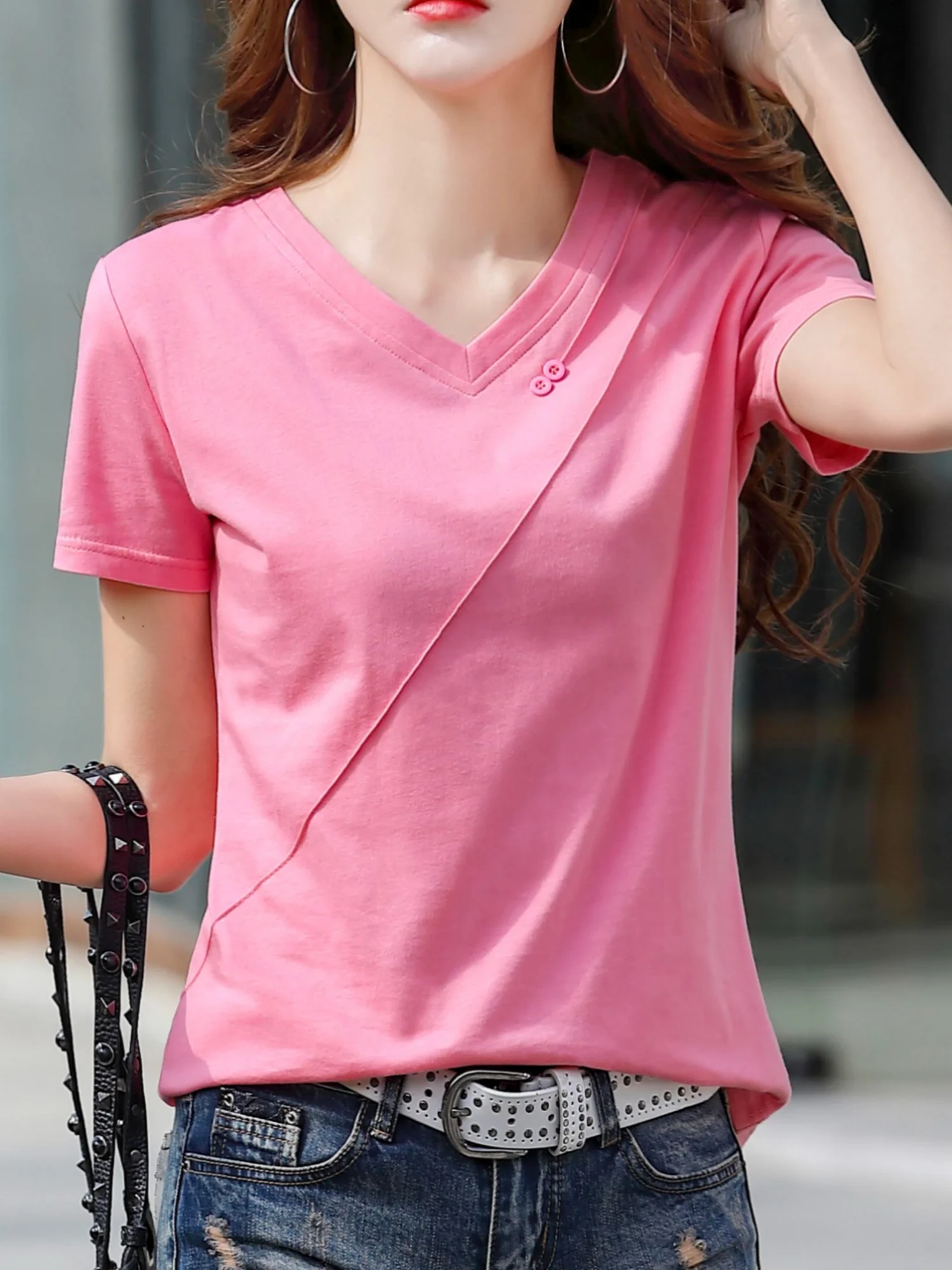 

Женский однотонный вязаный топ с короткими рукавами и V-образным вырезом, повседневная и модная летняя футболка на каждый день с украшением на пуговицах.