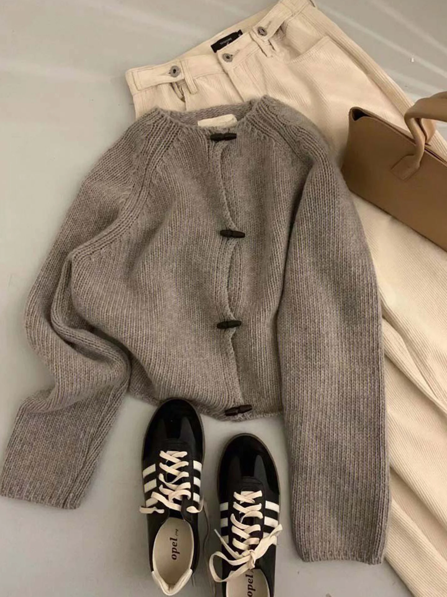 

Autumn 2025 Women's Pure Color Long Sve Camere Knitwear Casual Loose Base Layer irt Korean Sle Vintage Open Cardigan