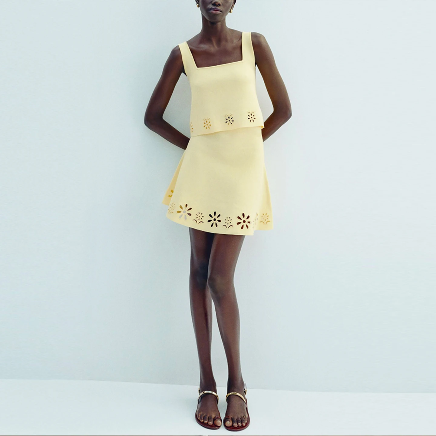 

Z 2025 Summer New Women's Square Collar Skirt Set ort Sve round Ne Overhead Faionable Two-Piece Ensemble