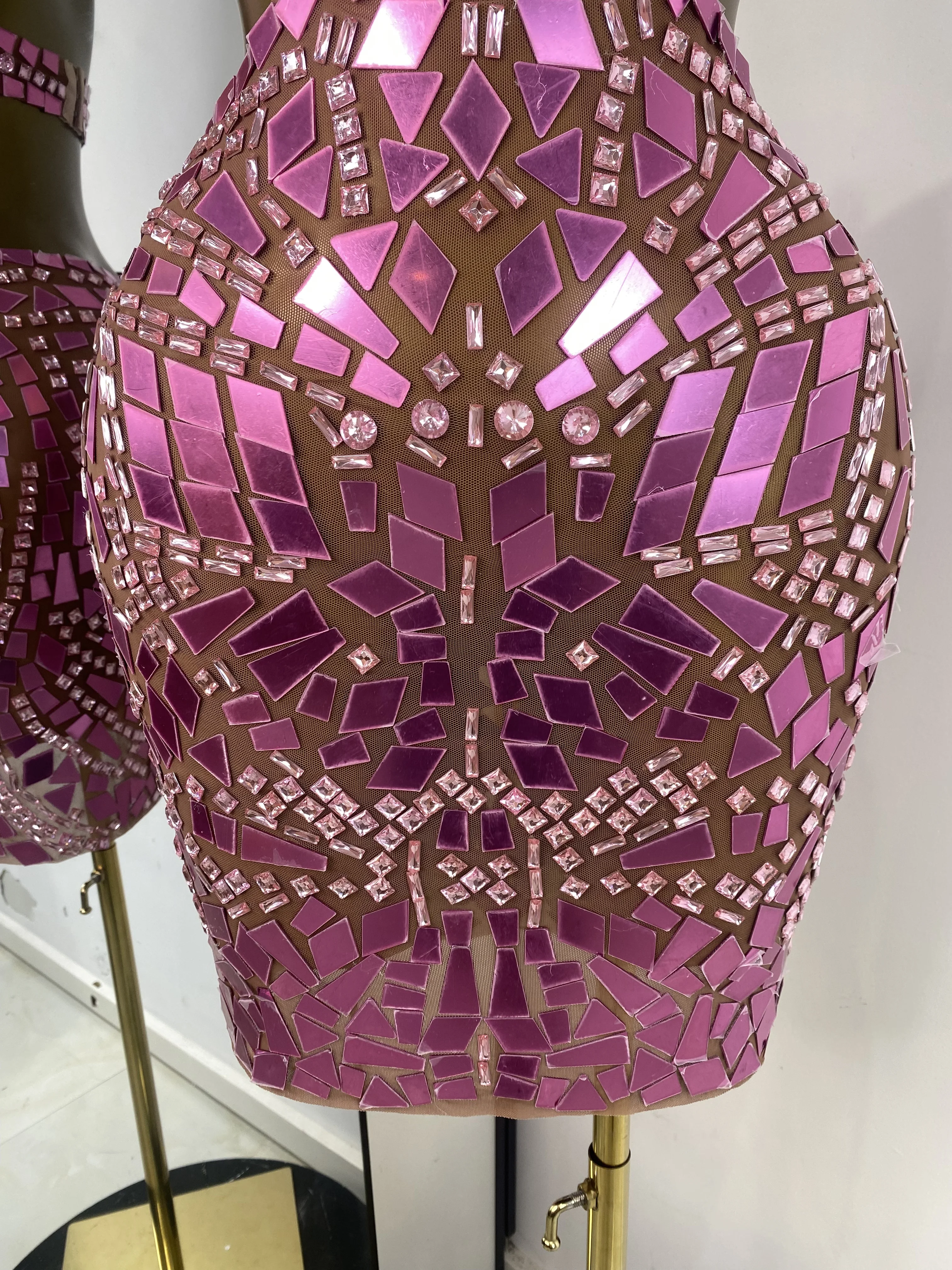 반짝이는 핑크 플렉시글라스 꽃잎 모양 라인스톤 메쉬 바디콘 미니 드레스 섹시한 홀터 컷아웃 Y2K 이브닝 클럽 파티 드레스 도매