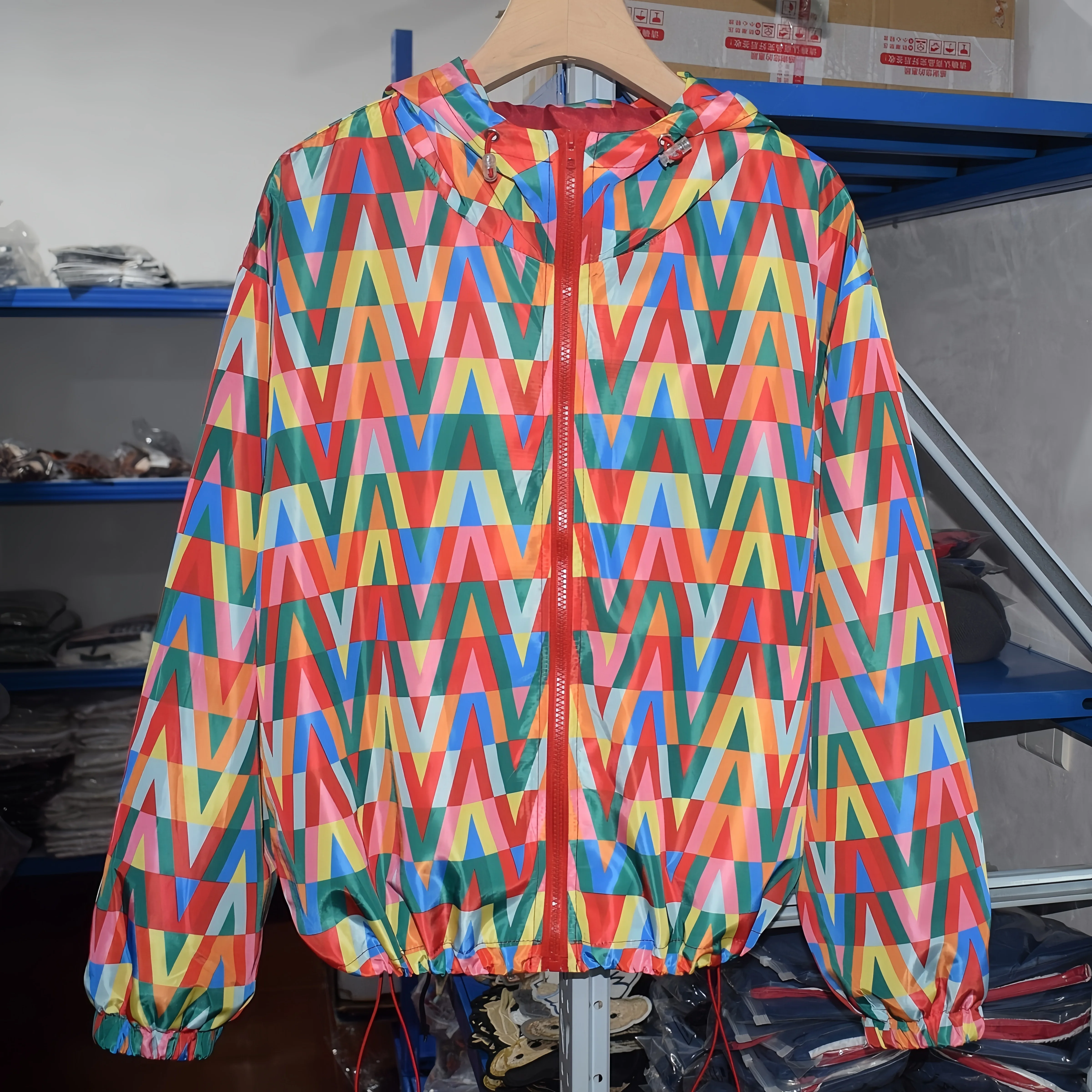 Giacca con cappuccio a maniche lunghe con cerniera e stampa a colori di design di marca di lusso per donna, cappotto alla moda, capospalla da donna