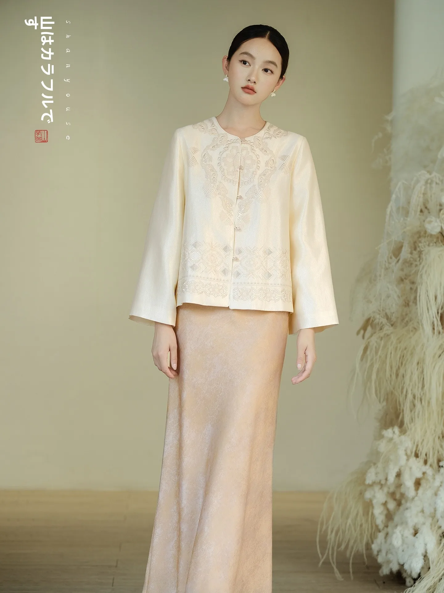 

Элегантная китайская куртка с длинными рукавами и вышивкой, тяжелая ручная работа, для повседневной носки, простой дизайн, высококачественная национальная мода, топ-класс