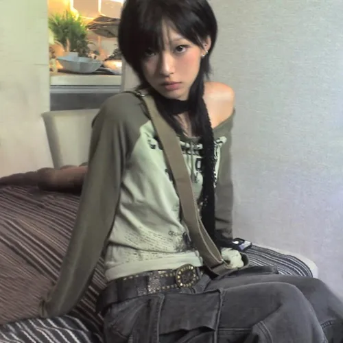 Imagen 2 del producto Karrram-Camiseta japonesa Y2k con hombros descubiertos, camiseta de manga larga con estampado de grafiti de estética Grunge, ropa de calle Vintage Harajuku de los años 90