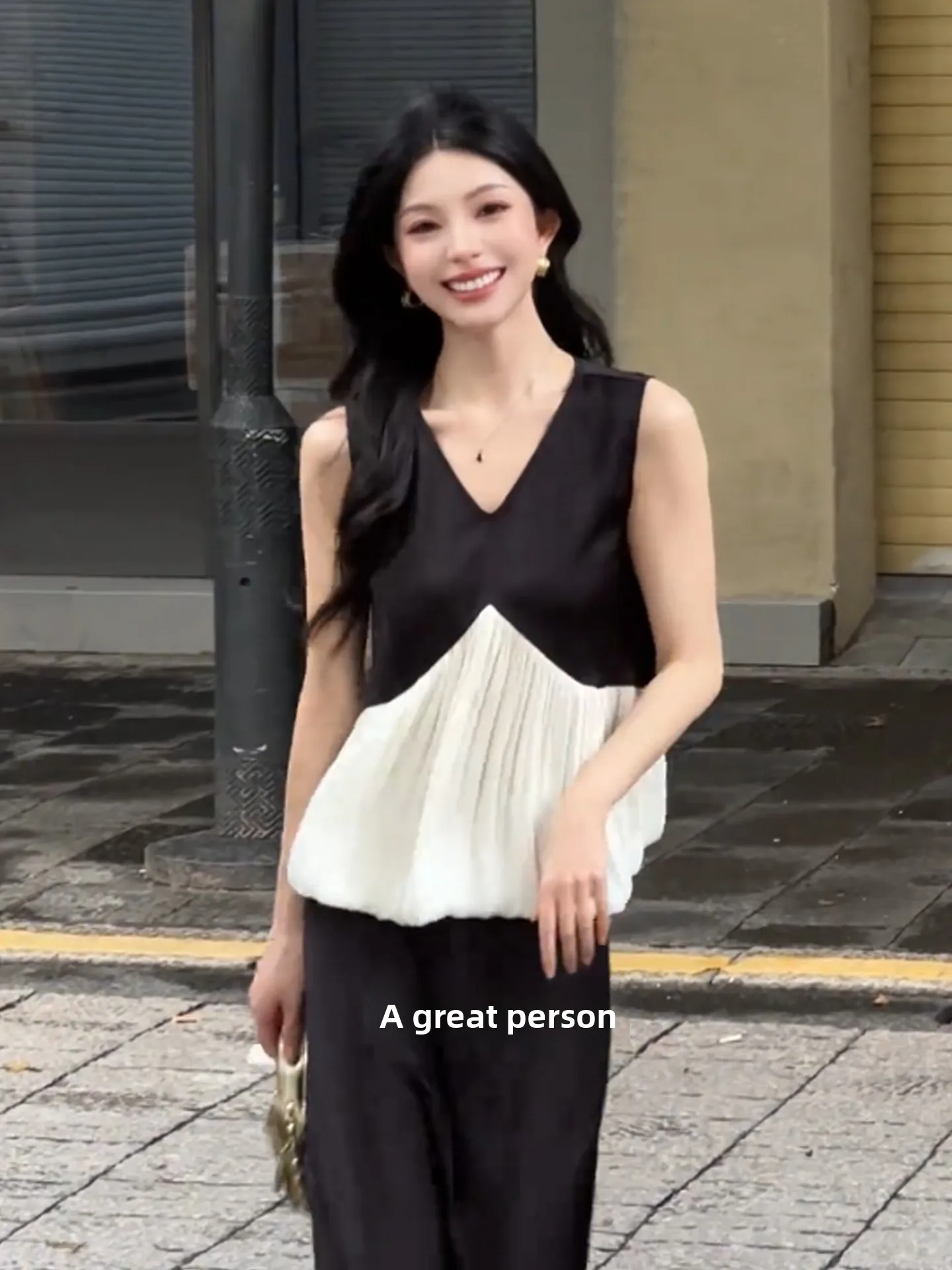 قميص نسائي صيفي أنيق بدون أكمام من الحرير بتصميم كوري عصري لعام 2025