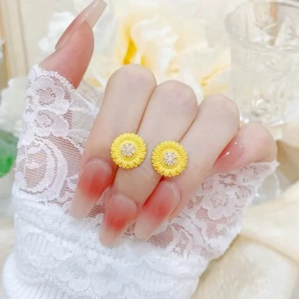 

Женские винтажные цветочные заклепки из 24-каратного золота, AU999 | Матовая ромашка с градиентными лепестками синей эмали, молодежный шик для законодателей моды.