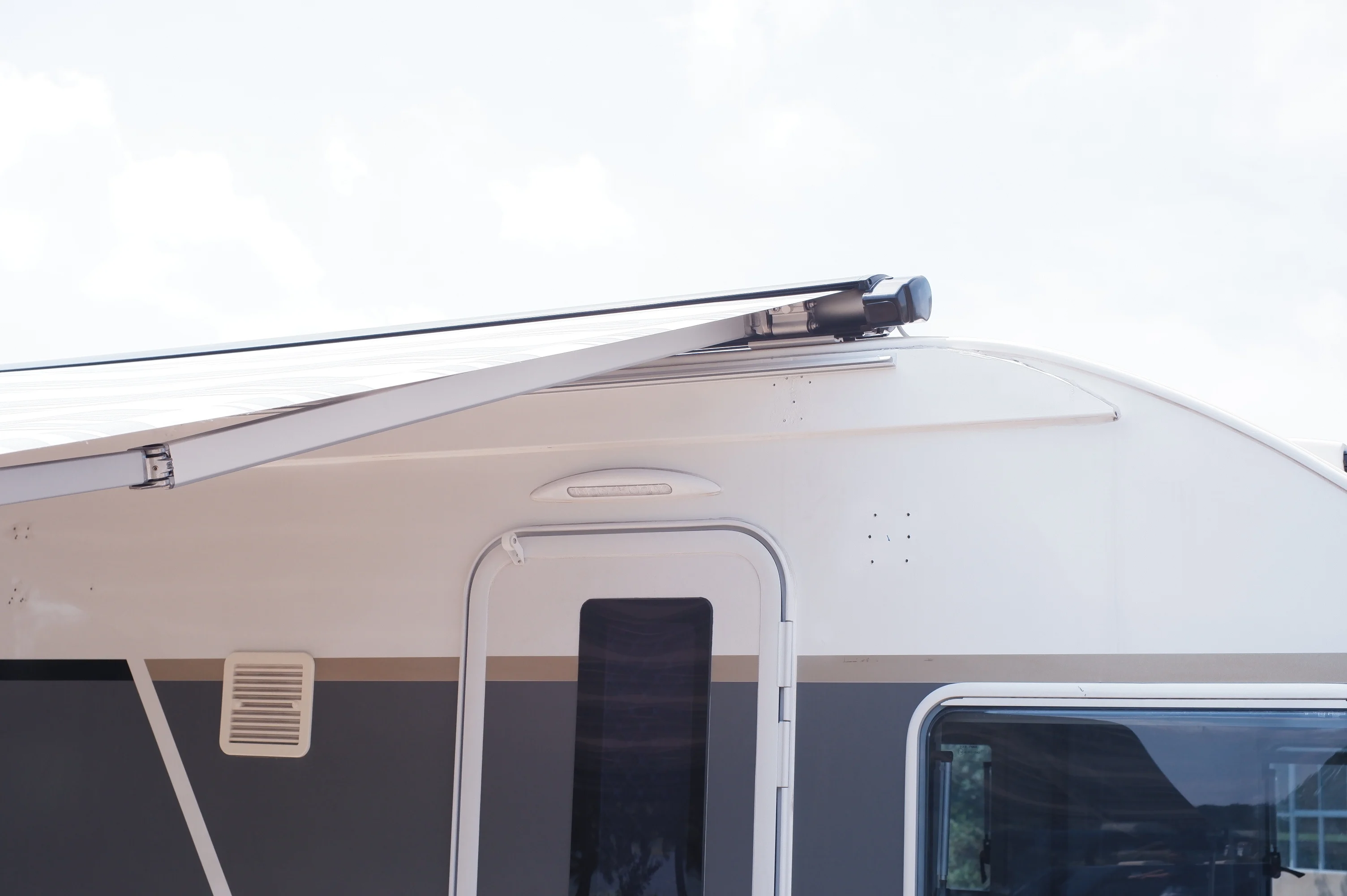 High Strength Aluminum Alloy Frame Anti-corrosion Thickened Profile Top Mounted Full Box RV Sunshade