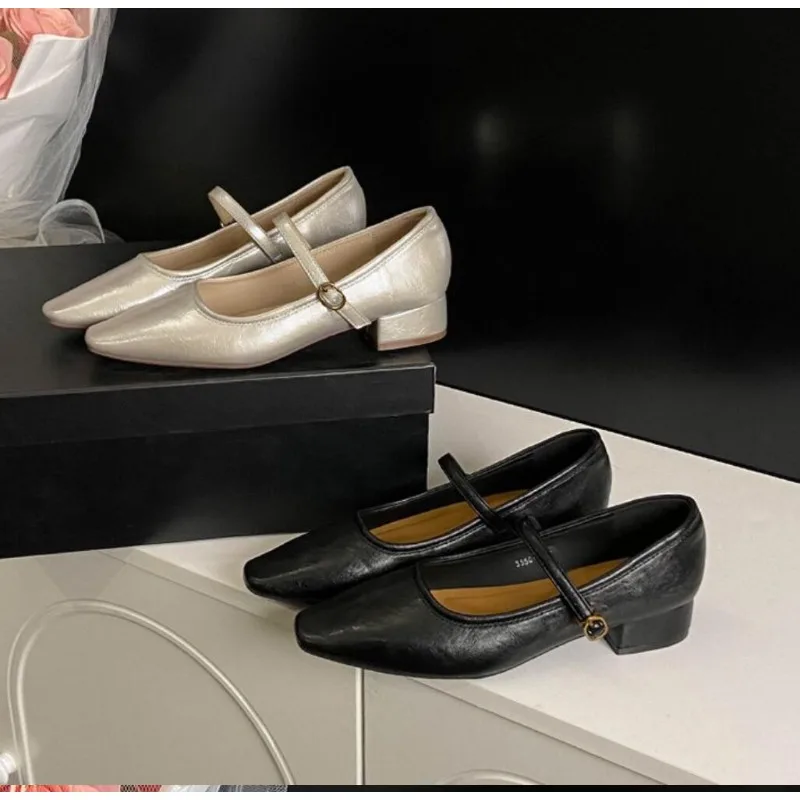 

Женские туфли на низком каблуке в стиле ретро с одной линией и пряжкой, с квадратным носком и мягкой подошвой, новинка 2026 года, французские женские дизайнерские кожаные туфли для поездок на работу