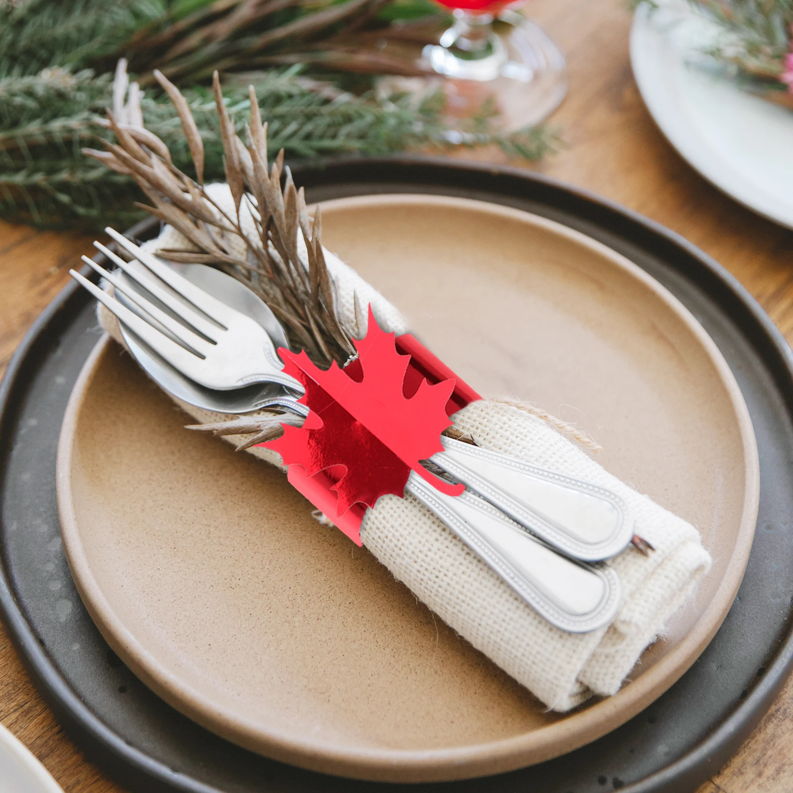 

50Pcs Maple Leaf Napkin Rings Elegant Wedding Banquet Table Decor Fall Autumn Thanksgiving Paper Bands Banquet Napkin Holder