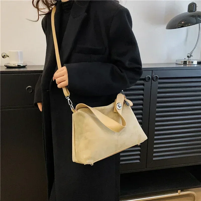 Bolsa de ombro com zíper de camurça, bolsa versátil da moda para mulheres, travesseiro, sólida, bolsa crossbody casual com alça superior