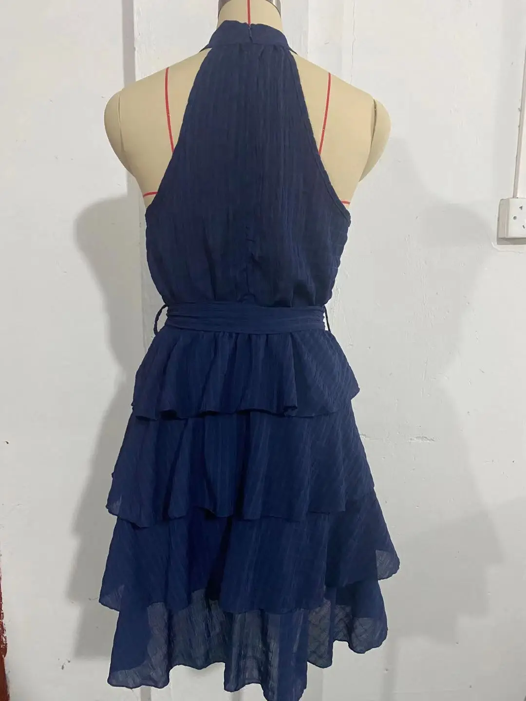 Nova moda sexy sem mangas pescoço montado sem alças cor sólida fino ajuste retalhos em camadas vestido na altura do joelho para mulher, 4 cores