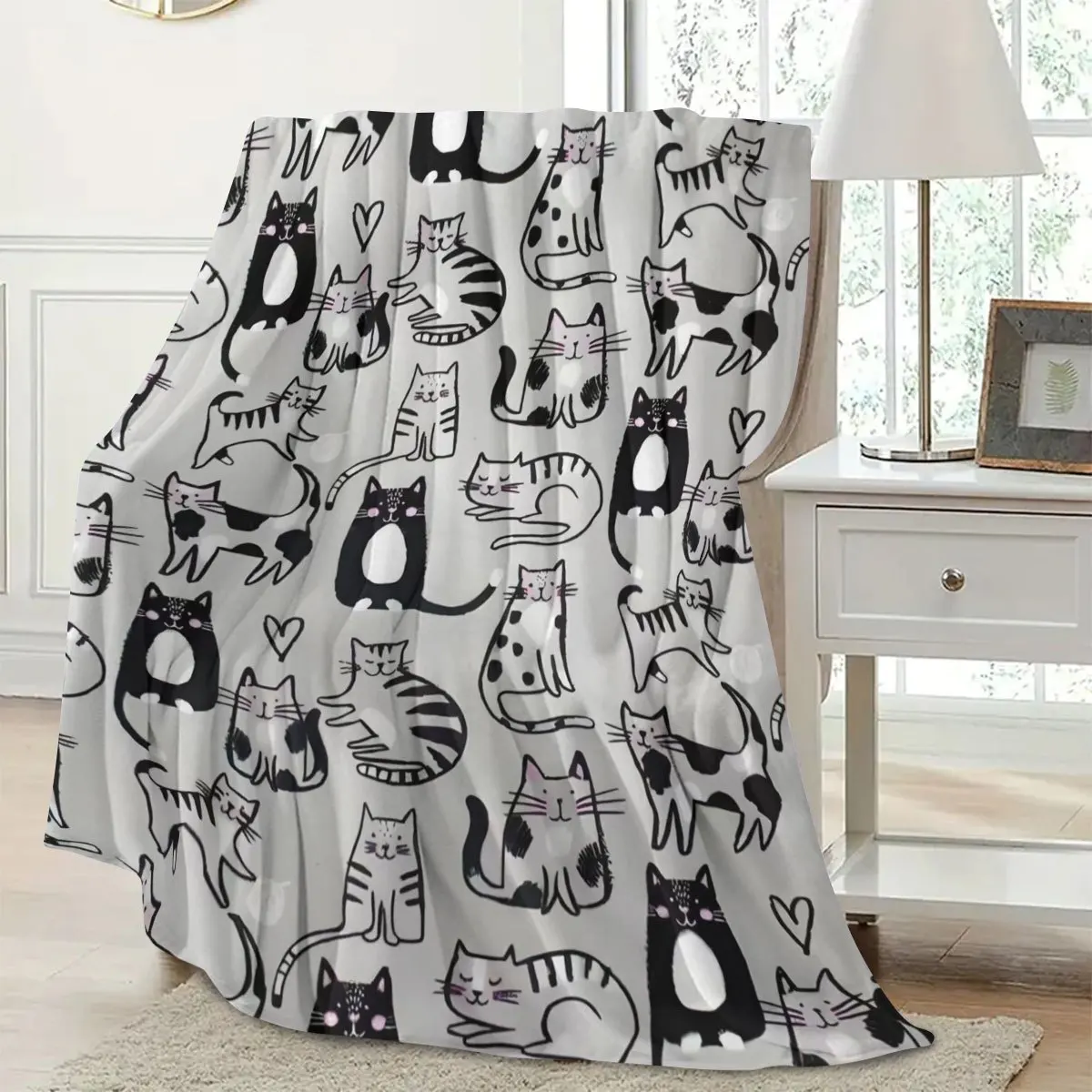 Cross-Border E-commerce Title: Flannel Cat Blanket for Foreign Trade, Hand-Painted Black and White Cute Cat Print, Soft, Skin-Fr