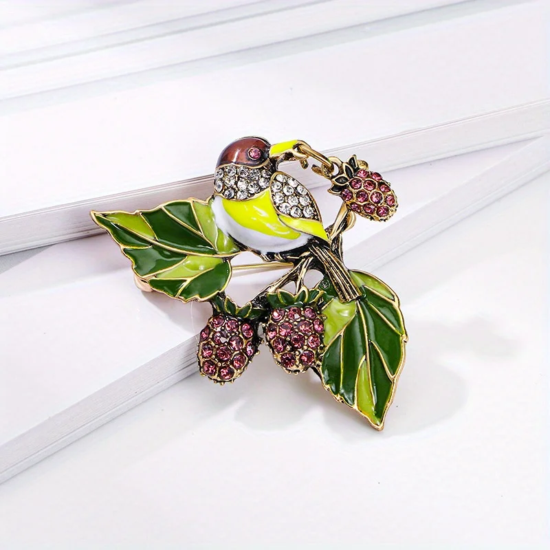 Vintage Magpie Brooch Women Design Strawberry Corsage Suit Coat Fruit Series Pins Clothing Decoration