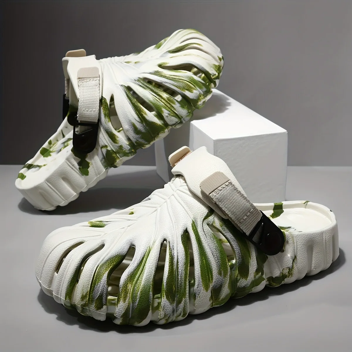 موديل 2025 من الأحذية خفيفة الوزن ومسامية ومضادة للانزلاق وعصرية وغير رسمية سهلة الارتداء، شباشب شاطئ مريحة