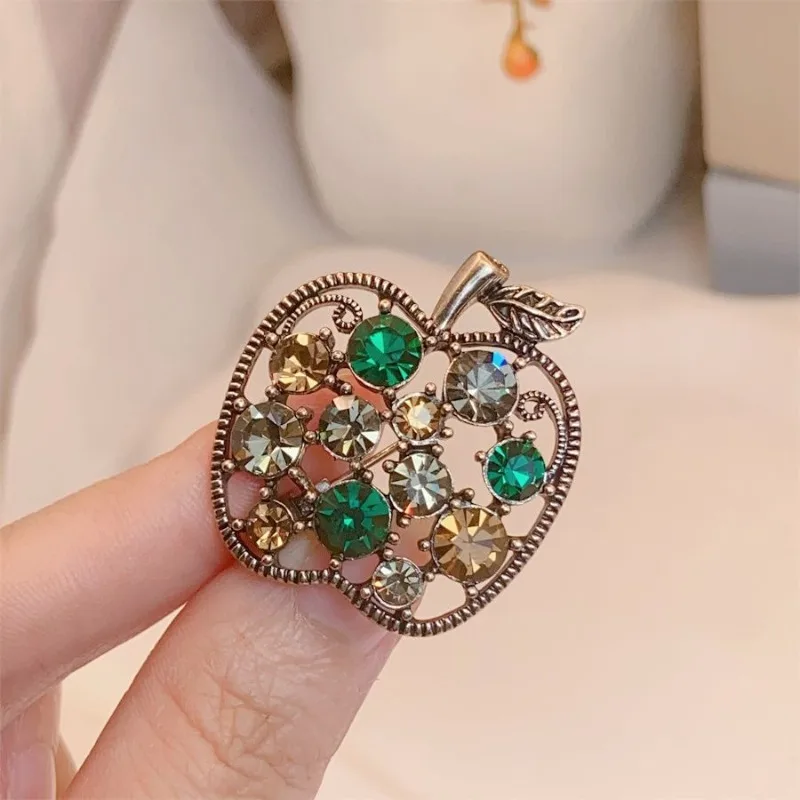 European American Style Christmas Crystal Apple Brooch Women High End Cute Versatile Cardigan Autumn Winter Coat Pin Accessory