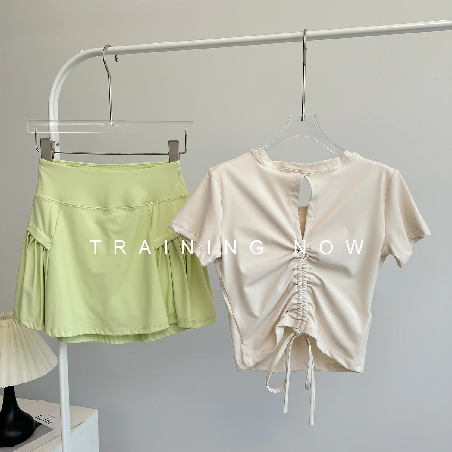 بدلة لياقة بدنية راقية لتنس الريشة للنساء في الصيف، مثيرة وجميلة لليوجا بأكمام قصيرة ورياضات الجري الجميلة #3