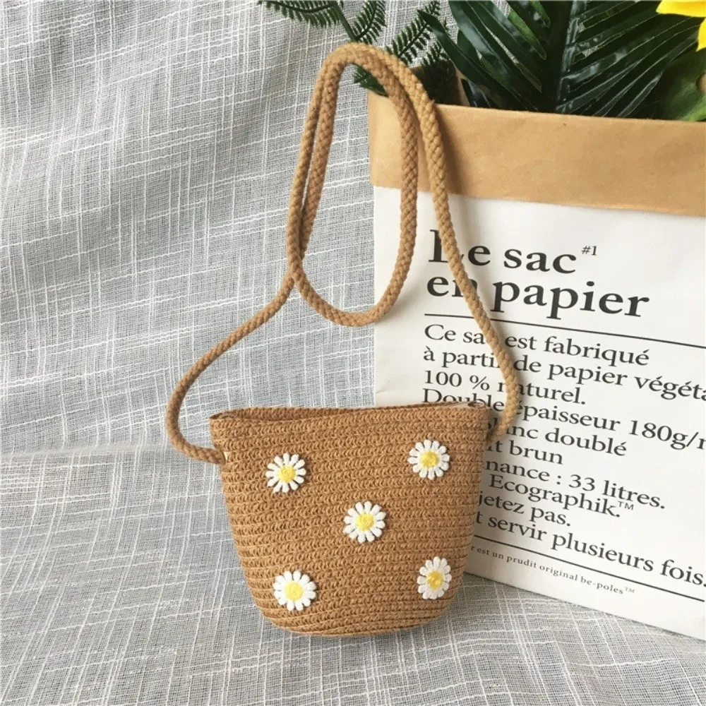 Eco-Friendly Flower Pattern Crossbody Bag Natural Material Solid Color Straw Beach Bag Weave Design Durable