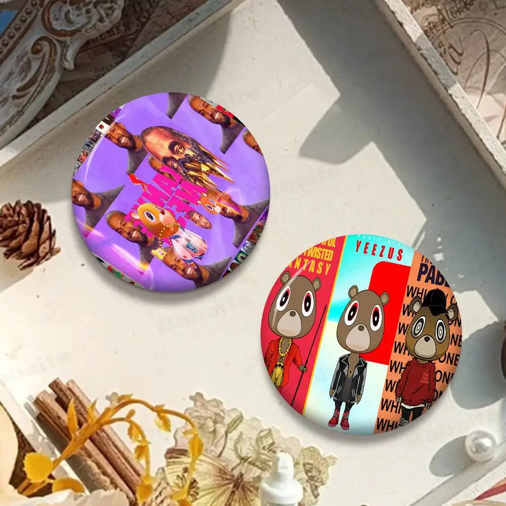 كاني يي ويست مغني الراب لينة زر دبوس شارة معدنية مستديرة التلبيب دبوس أجزاء هدية أصدقاء طفل المجوهرات