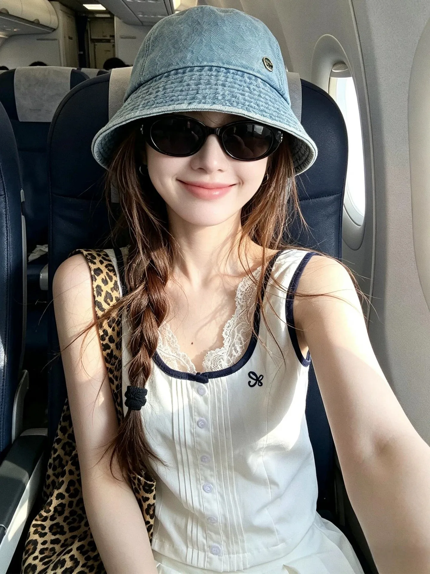 

Elegant Lace Trimmed Square Collar Sleeveless Vest Women's Fashionable Summer Top Breathable Polyester H-Shape French Style