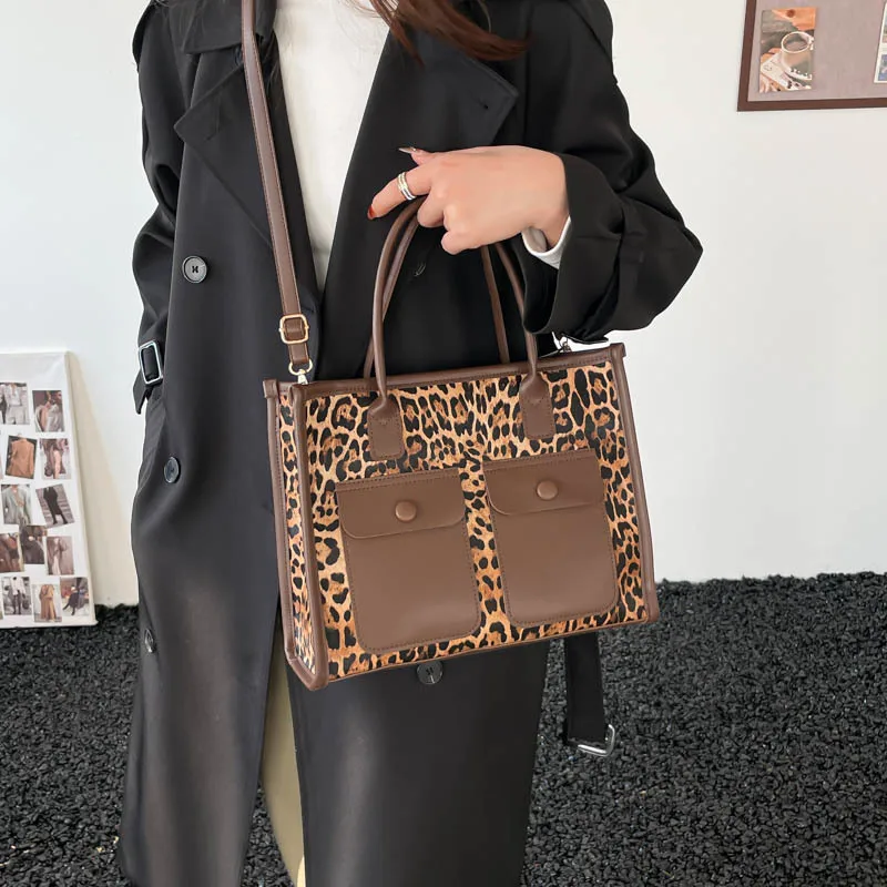 2026 Women Crossbody Bag Fashion Retro Leopard Pattern Splicing Popular Texture Commuting Western Style Single Shoulder Tote Bag
