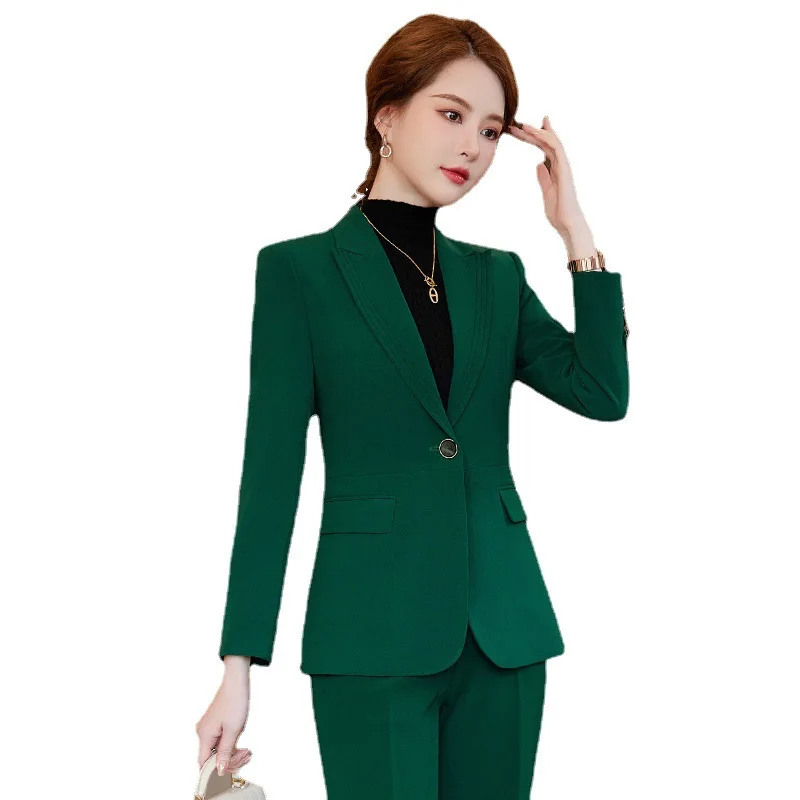 Temperamento feminino e terno capaz, desgaste do negócio, roupa de trabalho, formulário do gerente do hotel, vendas imobiliárias, outono e inverno