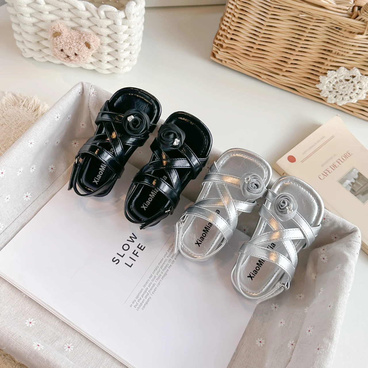 Little Girls Cross Strap Sandals with Cute Flowers 2026 New Summer Kids Barefoot Sandals Non-slip Simple Princess Party Wedding