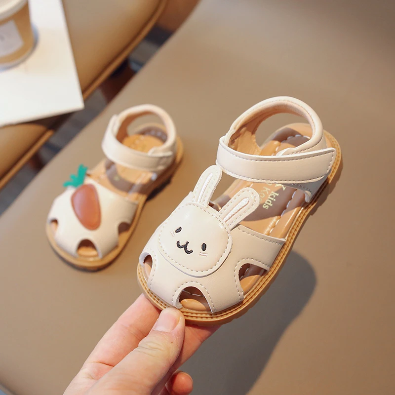 Estate Toddler Girls sandali Cute Cartoon Rabbit carota bambini sandali piatti 2024 nuovi bambini causali scarpe da spiaggia scavate morbide