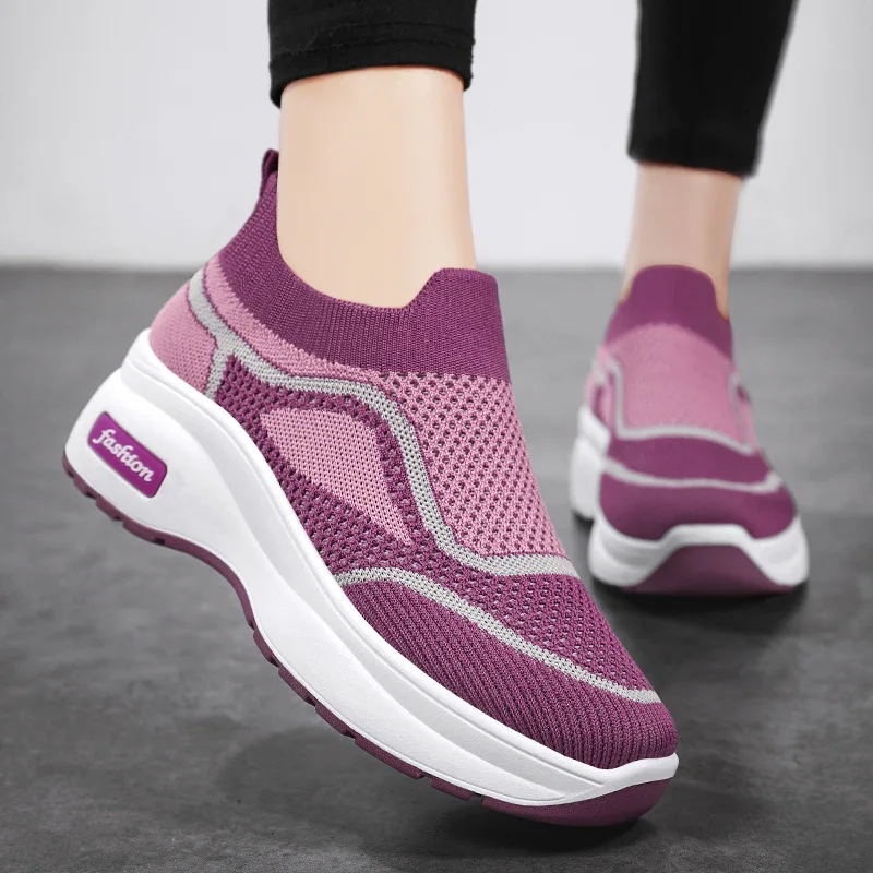 Shoes for women with thick soles and casual style. Women\'s shoes with elevated height are breathable, comfortable, and casual