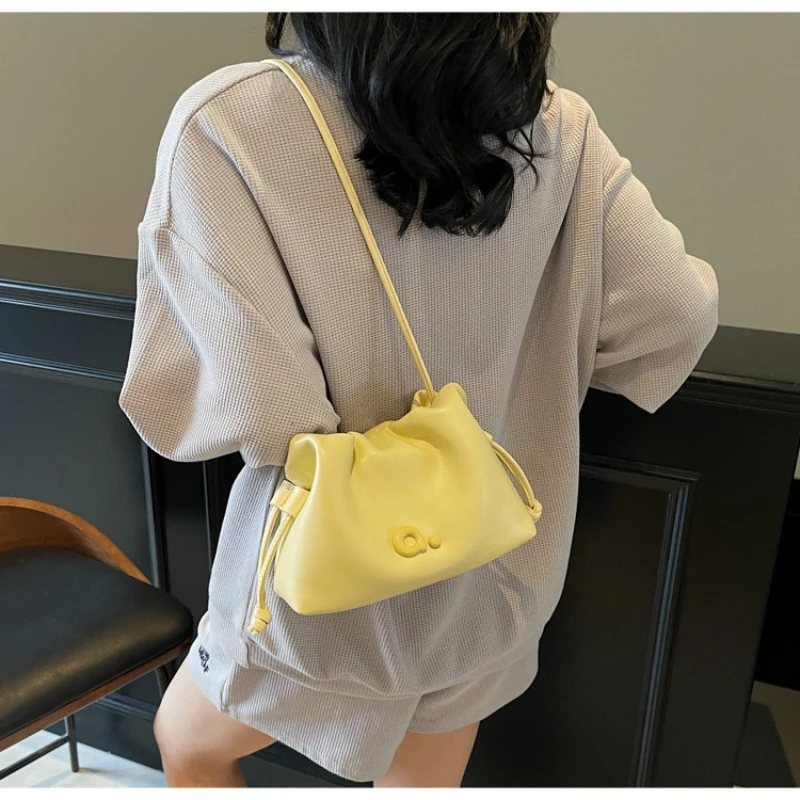 

2025 Простая плиссированная мягкая кожаная облачная сумка, женская модная пригородная легкая повседневная сумка через плечо с усовершенствованной текстурой